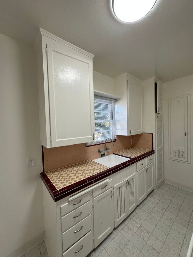 Building Photo - 505 W Maple St