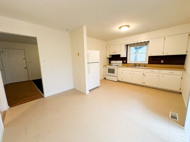 Building Photo - Move-In Ready on Large Corner Lot!