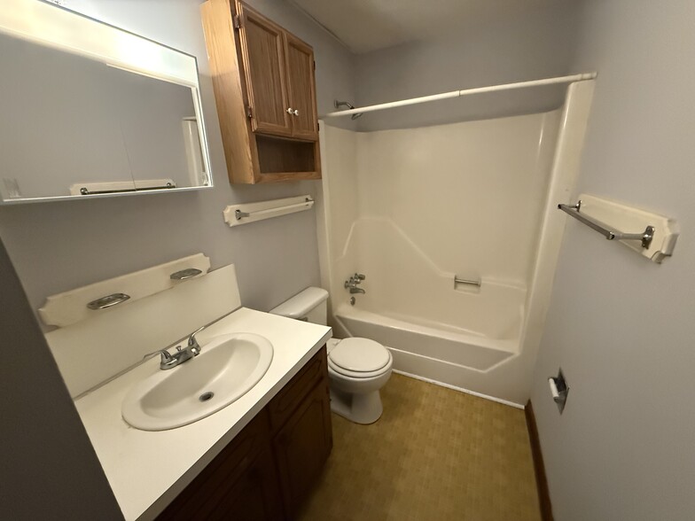 Building Photo - 802 E 7th St