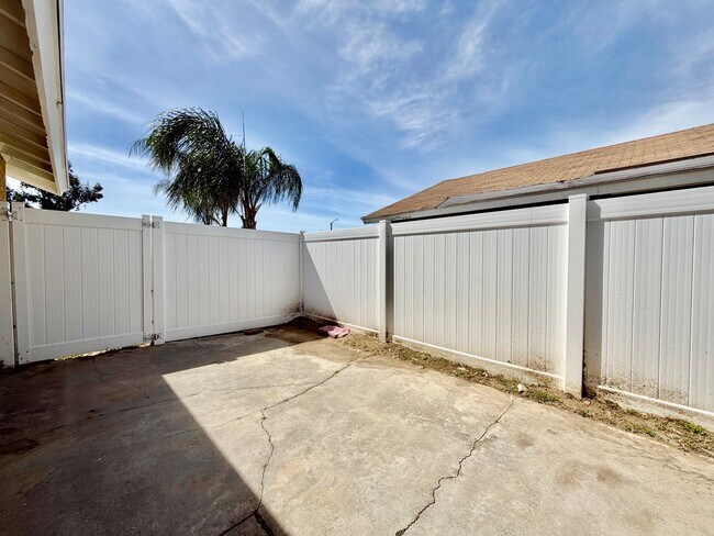 Building Photo - Spacious Backyard 4 Bedroom Home Located Next to Perris High School