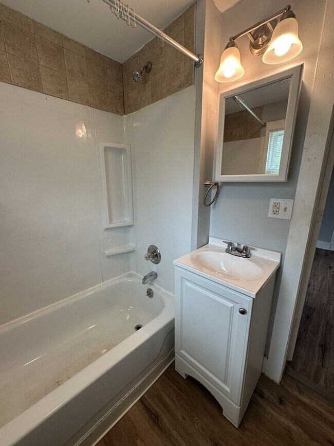 Building Photo - Fenced Yard! 2 Bedroom 1 Bathroom | Pet Friendly!