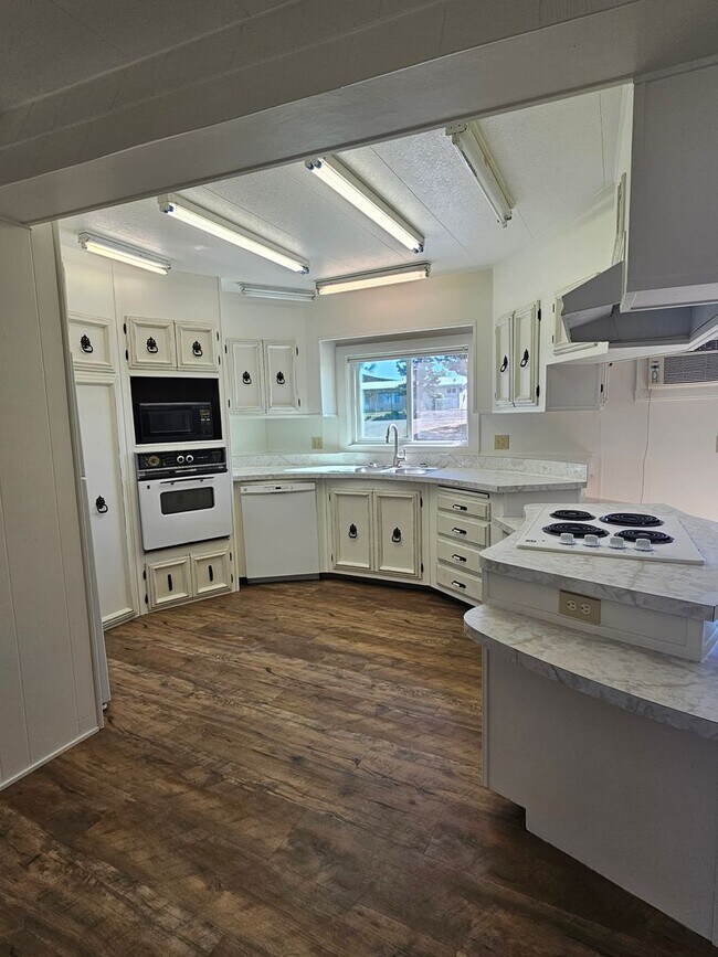 Building Photo - 3 BONUS ROOMS for Office, Art and Play roo...