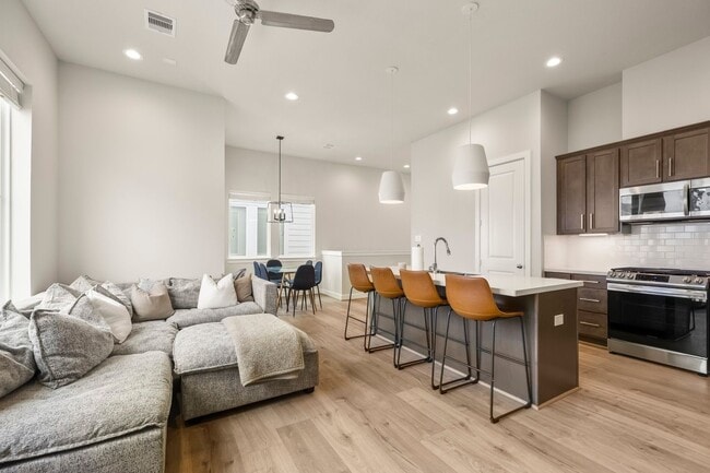 Building Photo - 726 Carriage Knls Dr