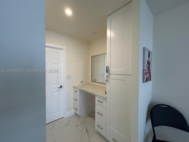Building Photo - 2500 Parkview Dr