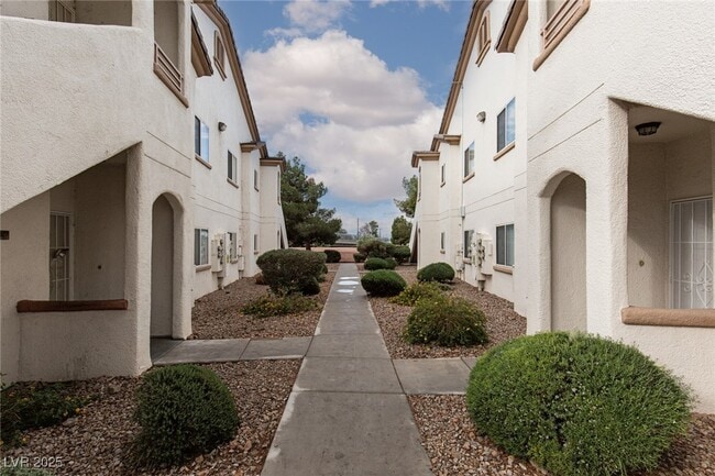 Building Photo - 5650 E Sahara Ave