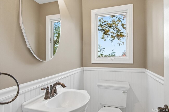 Building Photo - 14 Flax Pond Woods Rd