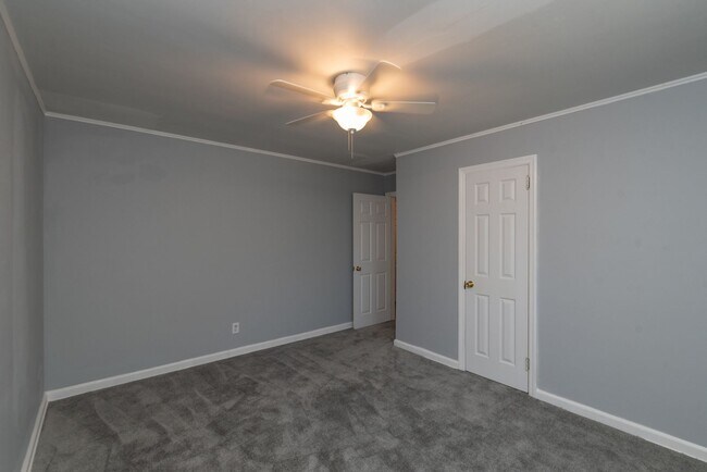 Building Photo - $1,250 - 3 bed/1 bath single-family home f...