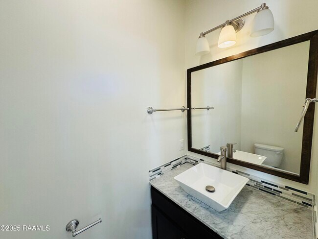 Building Photo - 113 Bayou St