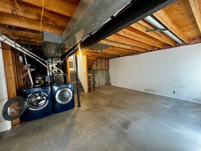 Building Photo - 3 Bedroom Tri-level in Briargate