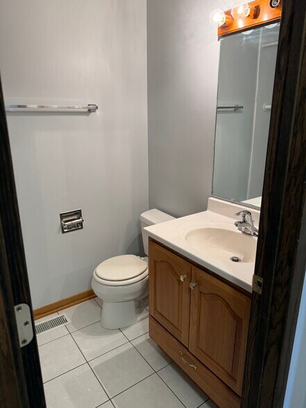 Building Photo - 1070 Glouchester Hbr