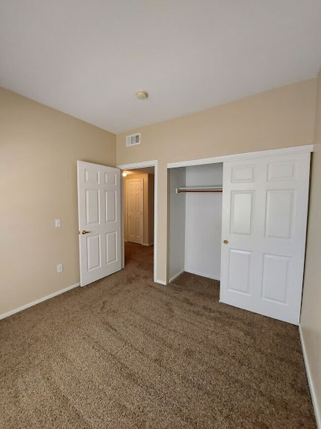 Building Photo - Three bedroom unit on the 2nd floor of gated SE community with pool/spa