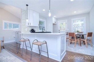 Building Photo - Remodeled 3 bed, 2 bath home in Plaza-Shamrock!