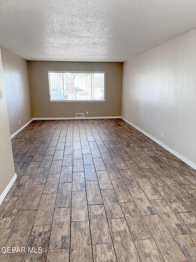 Building Photo - 3330 Wedgewood Dr