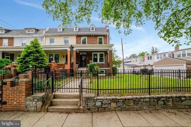 Primary Photo - 330 Missouri Ave NW