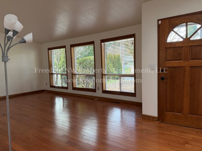 Building Photo - 6150 E Sarazen St SE