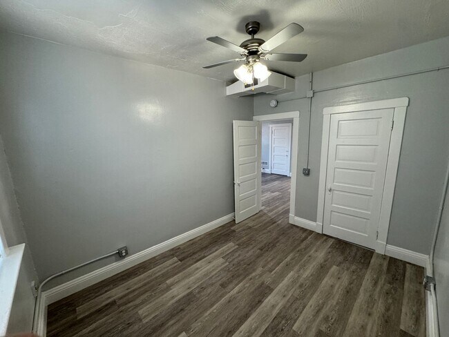 Building Photo - Large updated 2 bedroom apartment