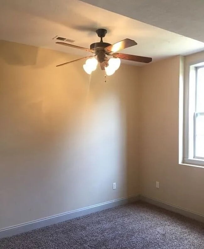 Building Photo - Fresh New Look - 4BR 21/2 Bath