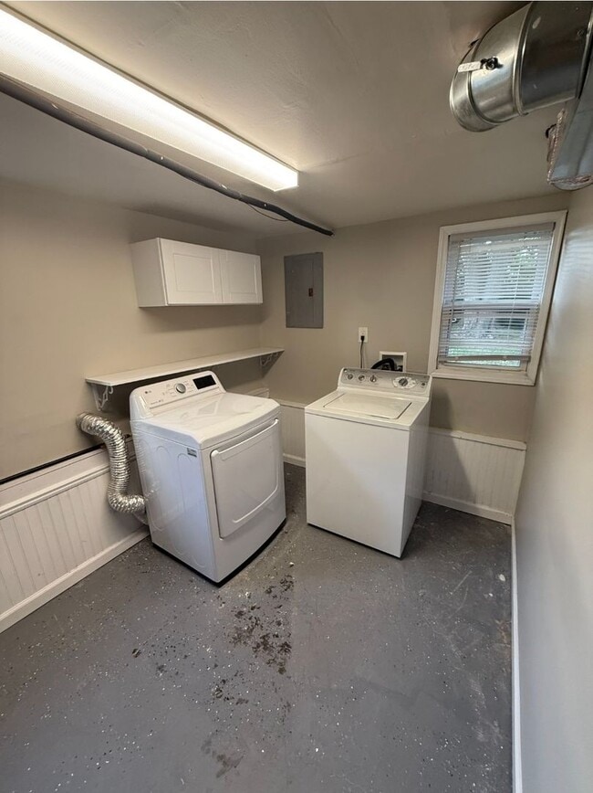 Building Photo - Charming 3 bedroom bungalow freshly updated
