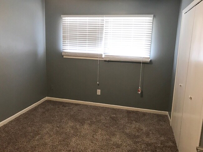 Building Photo - Updated Home Block away from LCU