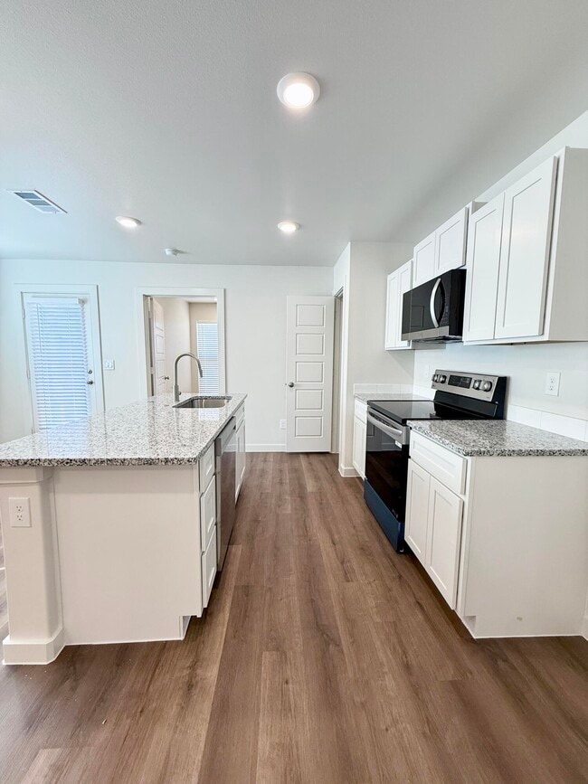 Building Photo - 1615 N Clinton Ave