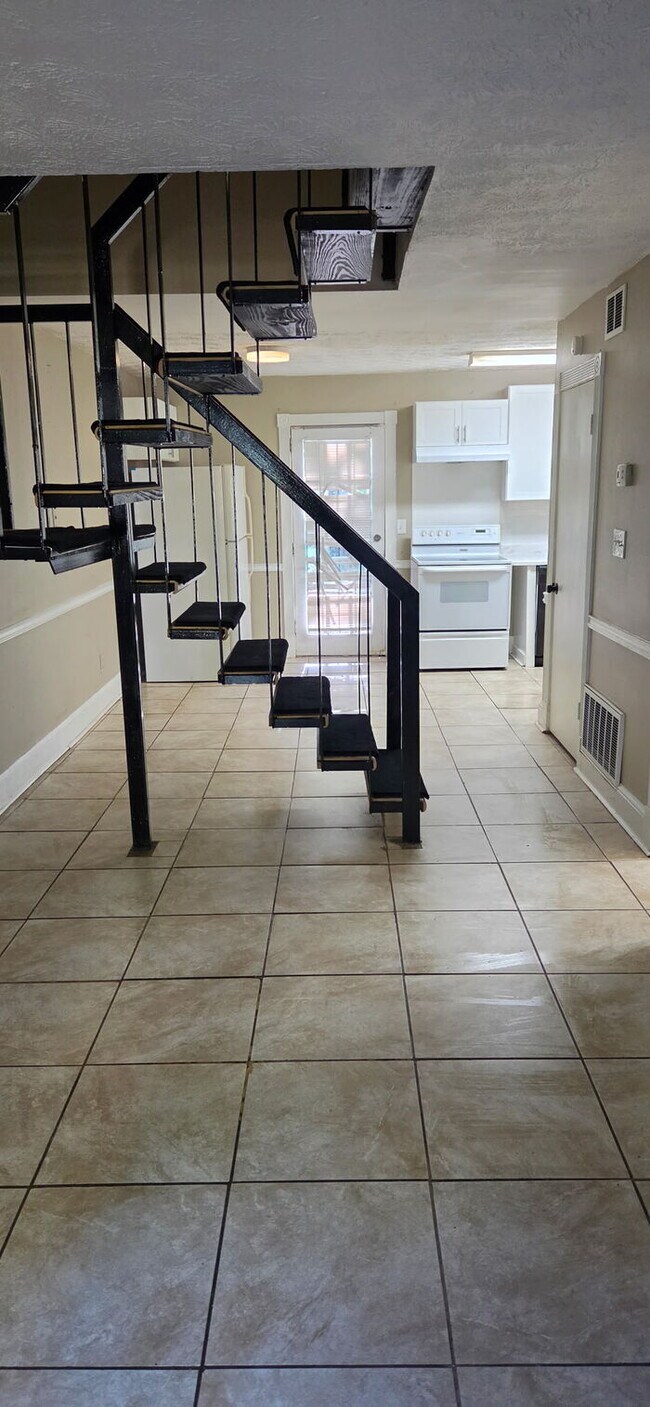 Building Photo - Two Bedroom Home, Recently Renovated