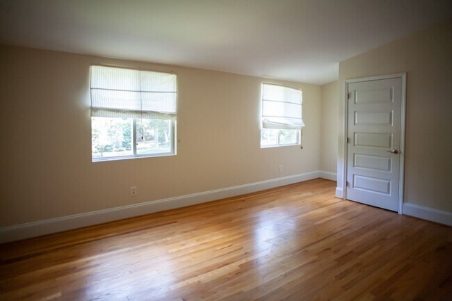 Building Photo - Sleek & Sun-Drenched 2BR Townhouse in Heart of Carrboro