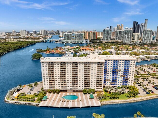 Building Photo - 400 Kings Point Dr