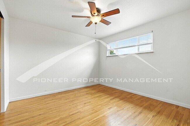 Building Photo - Charming Duplex with Washer/Dryer and Fenc...