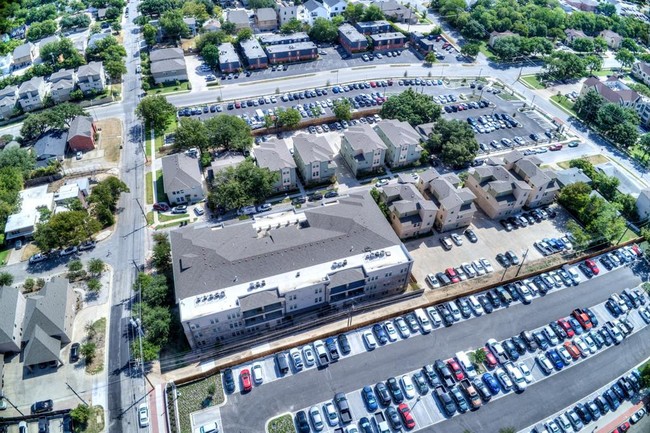 Building Photo - 2800 Sandage Ave