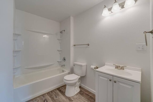 Building Photo - 4 bedroom 2 bath Home