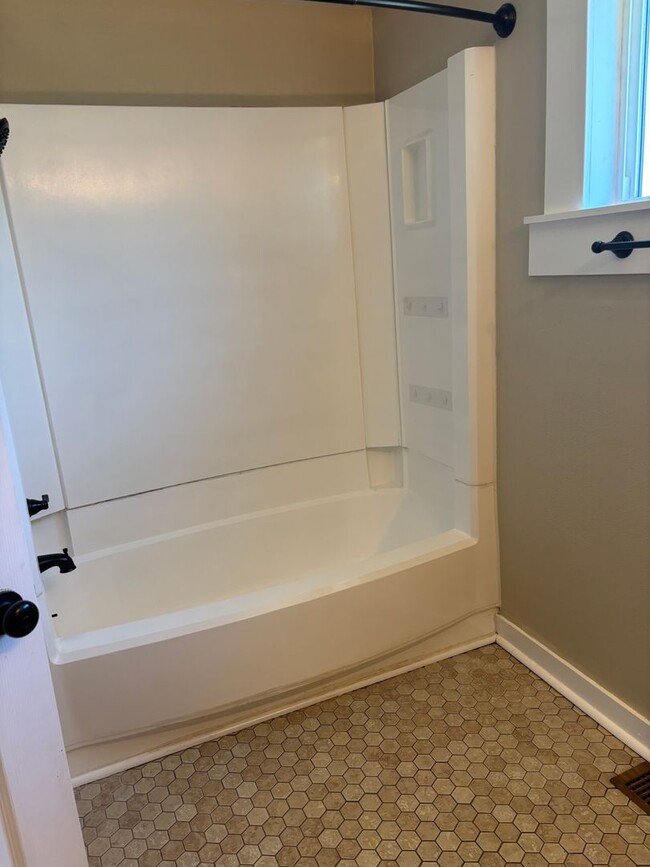 Building Photo - Cute Updated Home in Newberg
