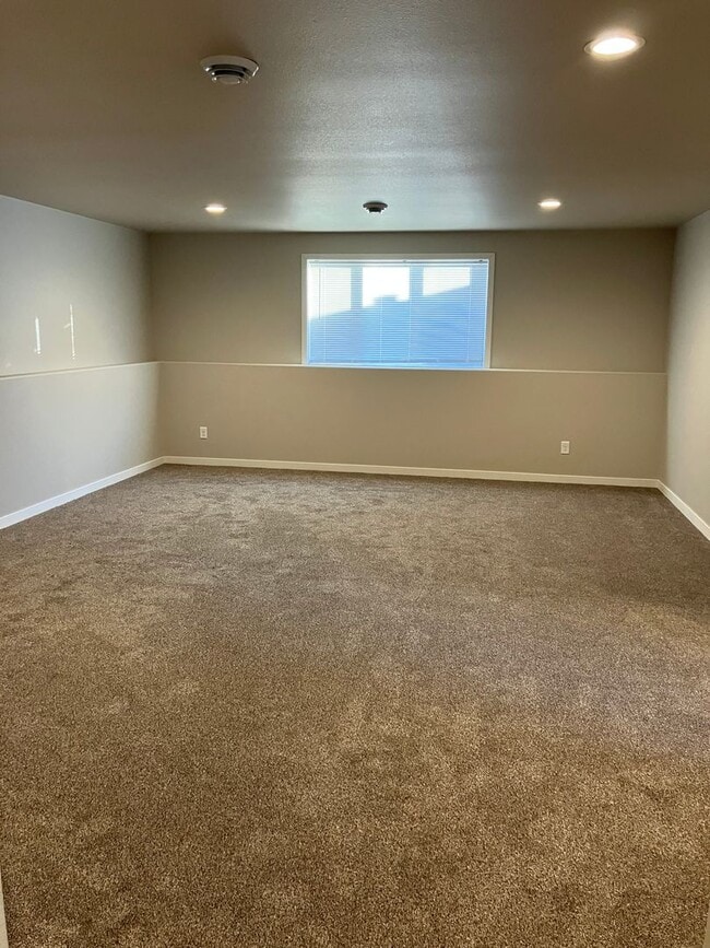 Building Photo - 4 Bed 3 Bath Single Family Home