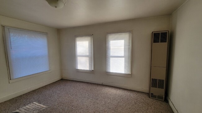 Building Photo - Great 1 bed 1 bath lower level unit in Duplex!