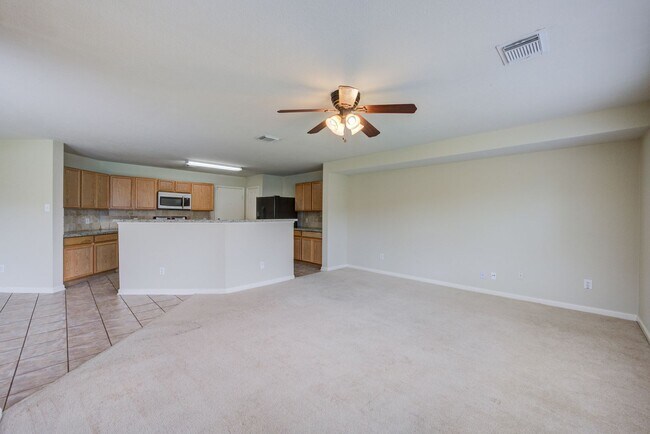 Building Photo - 4 Bed 3 Bath Home in Heritage Park!