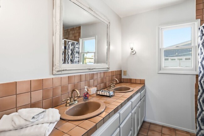 Building Photo - Furnished Balboa Peninsula Point Cottage Home | Available November 1st – April 30th