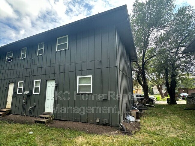 Building Photo - 222 N Oak Dr