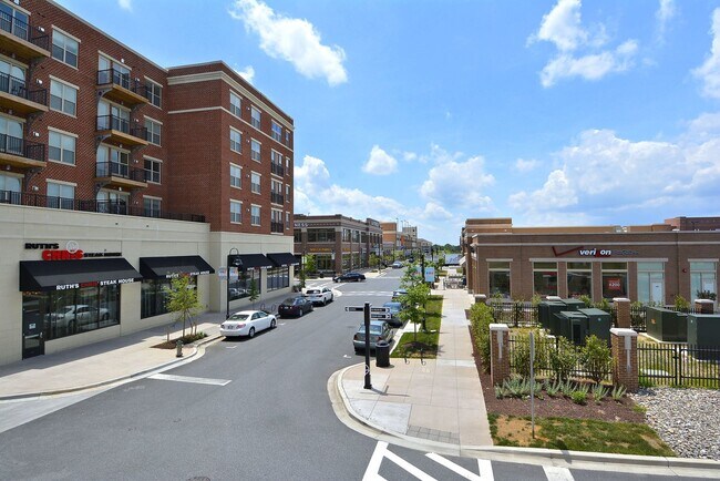 Building Photo - Top-Floor 3BD/3BA seconds to Downtown Crown!