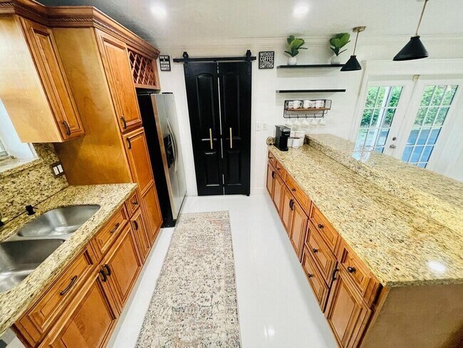 Building Photo - 5537 SW 6th St