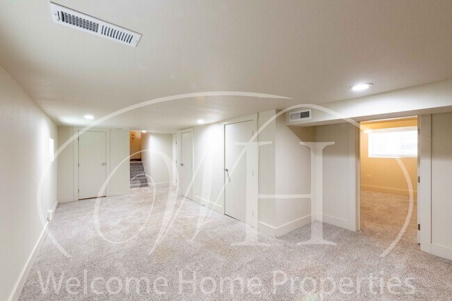 Building Photo - Sprawling 4 bed/2bath Craftsman Home