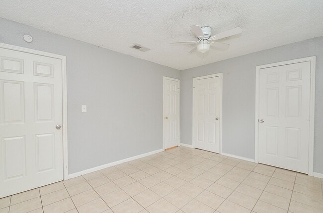 Building Photo - Property available in Old River Manor
