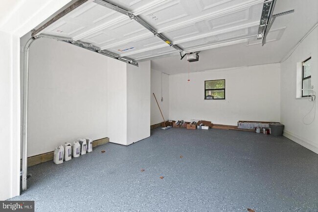Building Photo - 100 Oak Dr