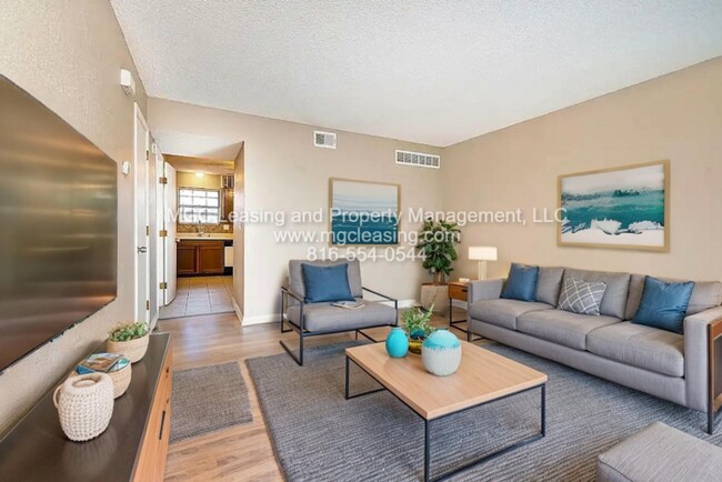 Building Photo - Cozy Townhome with Private Patio by Lake T...