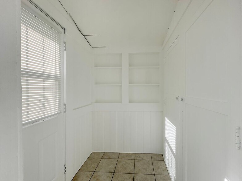 Building Photo - 209 Elm St