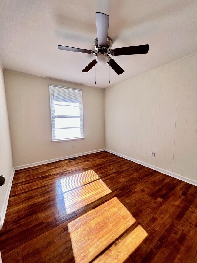Building Photo - 704 Chevis St