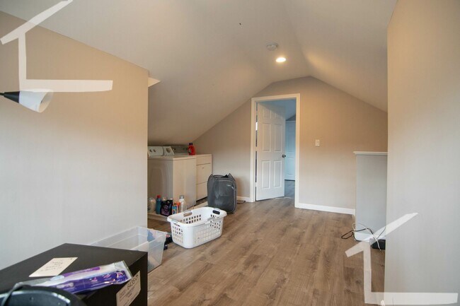 Building Photo - 9/1 Large two-level 5BR/2BA near MBTA, BU & more