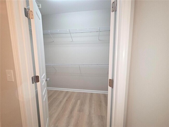 Building Photo - 6105 Longleaf Dr