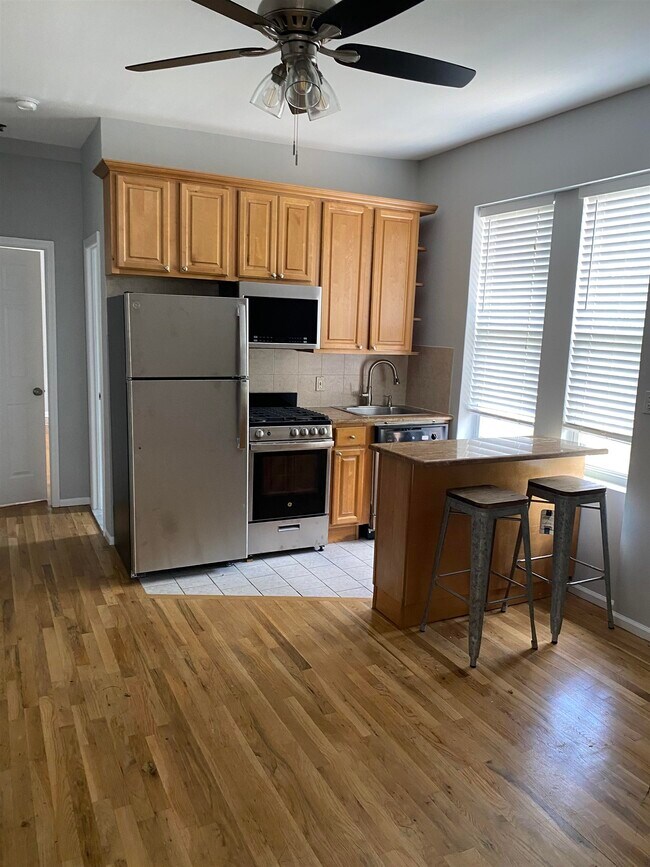 Building Photo - 734 Adams St