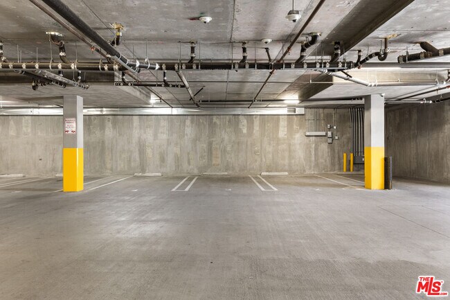 Building Photo - 630 W 28th St