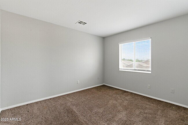Building Photo - 11546 W Schleifer Dr