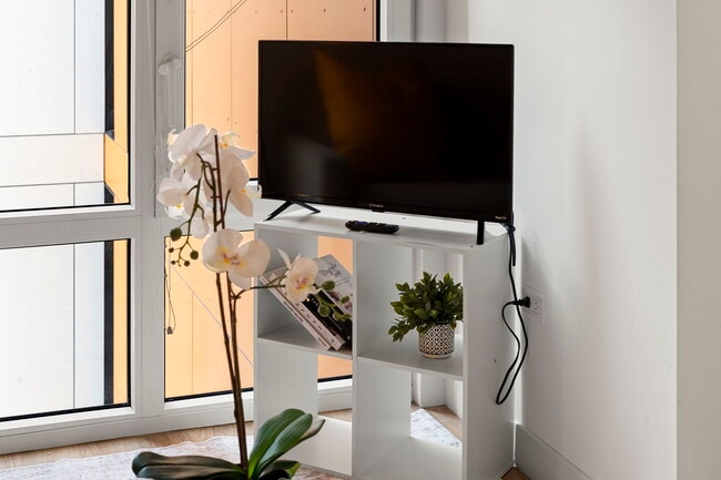 Building Photo - Cozy Studio Suite, Steps from River North & Shops